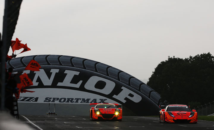 ランデブーでフィニッシュするARTA HSV-010とARTA CR-Z GT