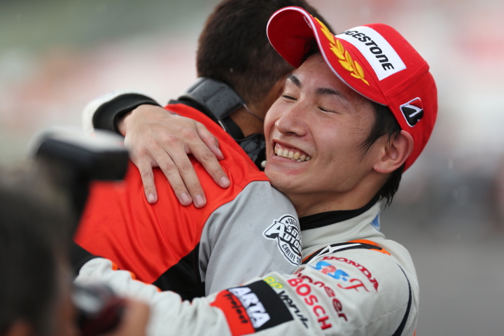 GT300クラスで優勝した小林崇志（ARTA CR-Z GT）