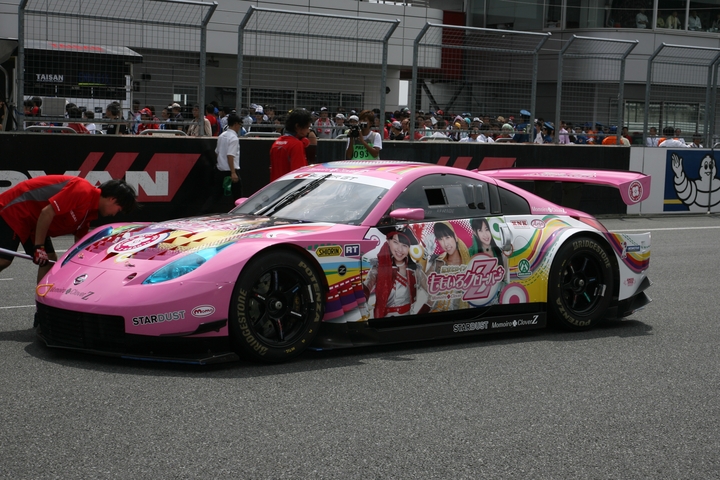 富士スピードウェイに人気グループ桃色クローバーZが来場した