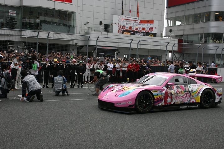 富士スピードウェイに人気グループ桃色クローバーZが来場した