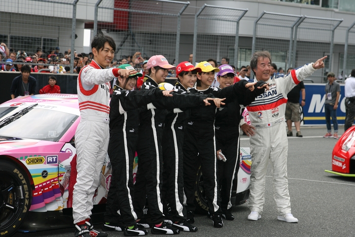 富士スピードウェイに人気グループ桃色クローバーZが来場した