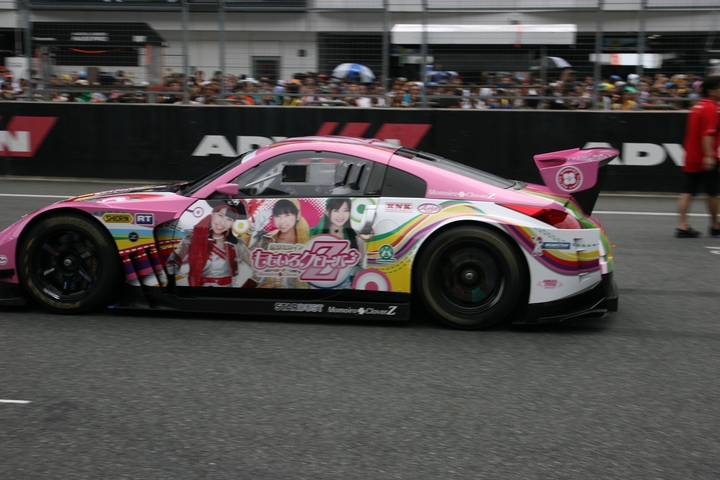 富士スピードウェイに人気グループ桃色クローバーZが来場した