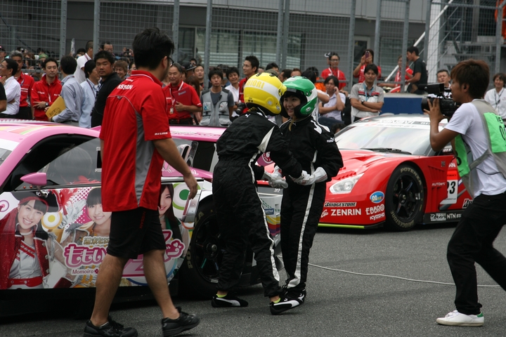 富士スピードウェイに人気グループ桃色クローバーZが来場した