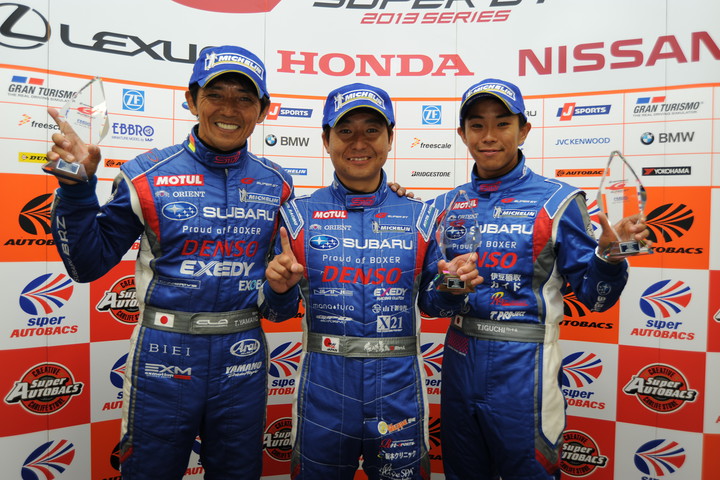 公式予選フォトセッション: GT300クラスのポールシッター（山野哲也／佐々木孝太／井口卓人）