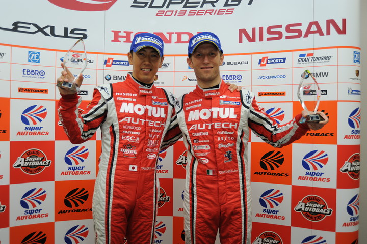 公式予選フォトセッション: GT500クラスのポールシッター（柳田真孝／ロニー・クインタレッリ）