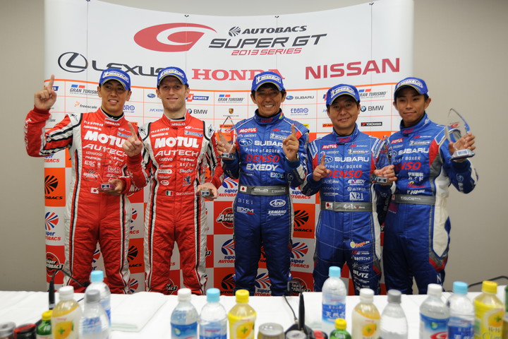 公式予選フォトセッション: 両クラスのポールシッター