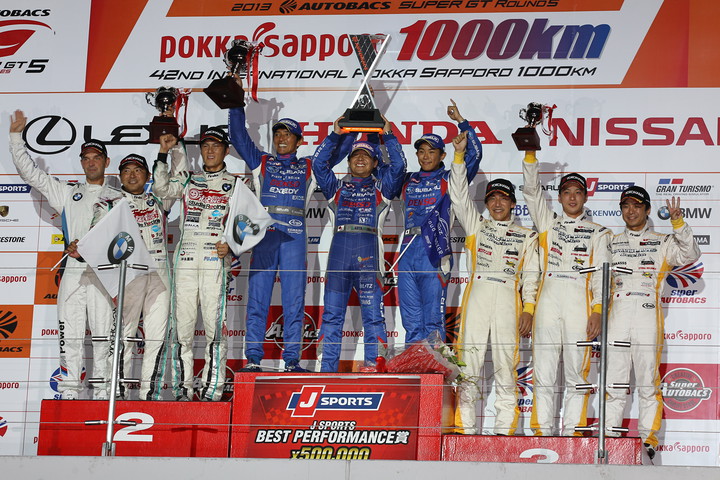 暫定表彰式: GT300クラストップ3のドライバーたち