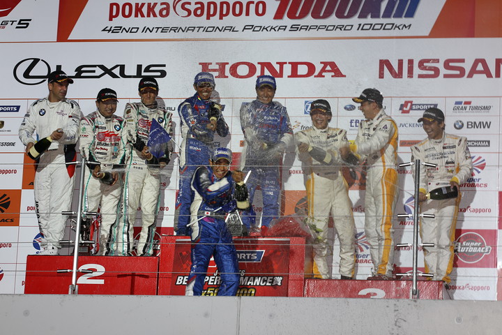 暫定表彰式: GT300クラストップ3のシャンパンファイト