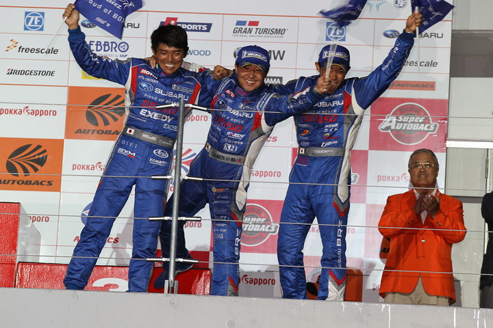 暫定表彰式: GT500クラスのウィナー、山野哲也・佐々木孝太・井口卓人