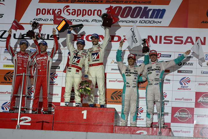暫定表彰式: GT500クラストップ3のドライバーたち