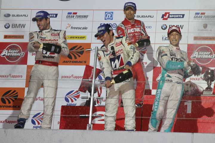 暫定表彰式: GT500クラストップ3のシャンパンファイト