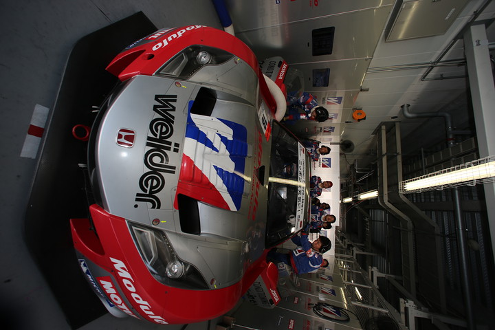 ノックアウト予選: ピットで待機するウイダー モデューロ HSV-010（山本尚貴／フレデリック・マコヴィッキィ組）