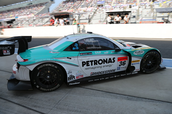ノックアウト予選: コースインするPETRONAS TOM'S SC430（中嶋一貴／ジェームス・ロシター組）
