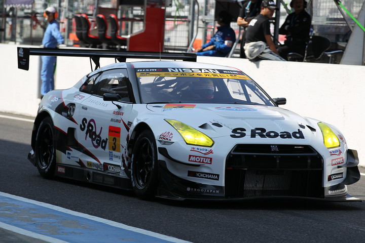 ノックアウト予選: ピットロードを行くS Road NDDP GT-R（星野一樹／佐々木大樹／ルーカス・オルドネス組）