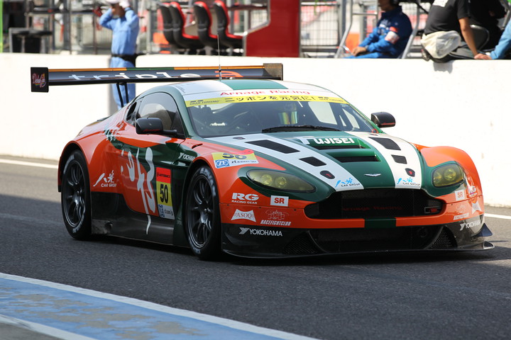 ノックアウト予選: ピットロードを行くExe Aston Martin（加納政樹／安岡秀徒／阪口良平組）