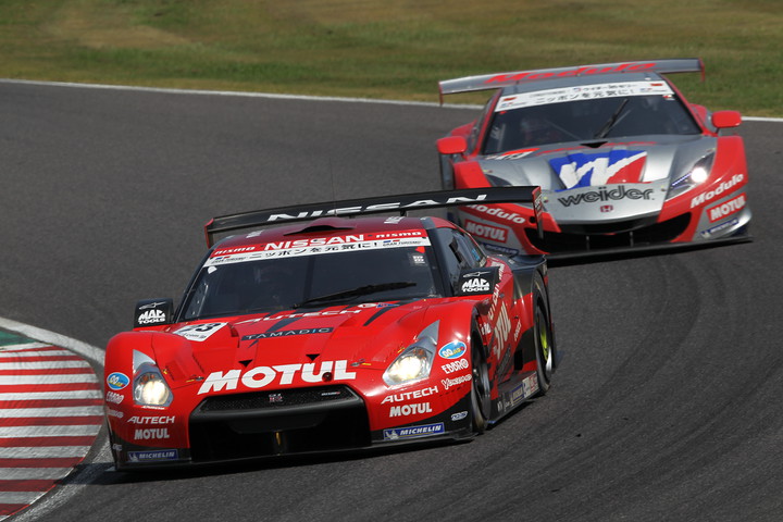 決勝レース: MOTUL AUTECH GT-R（柳田真孝／ロニー・クインタレッリ組）