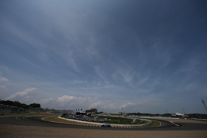 決勝レース: 青空が広がる1コーナー