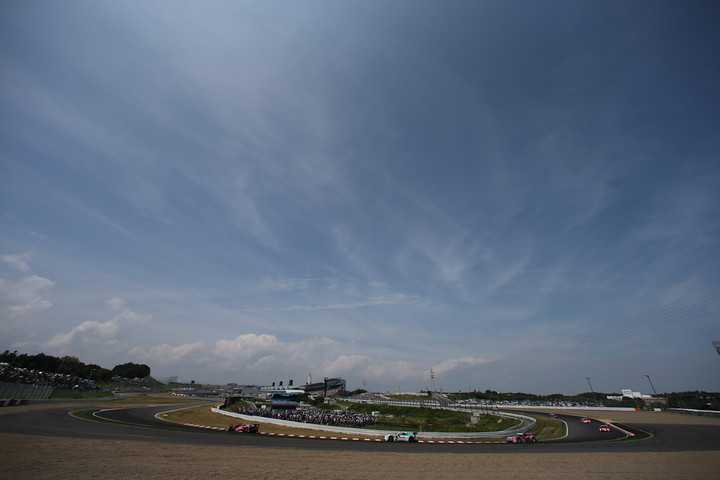 決勝レース: 青空が広がる1コーナー