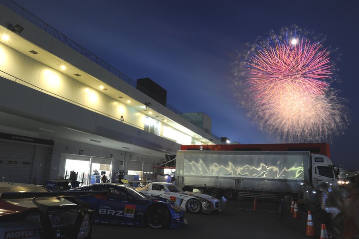 レース後の勝者をたたえる花火大会