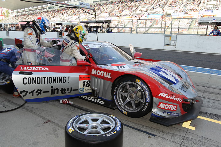 決勝レース: ウイダー モデューロ HSV-010（山本尚貴／フレデリック・マコヴィッキィ組）の最終ピットイン