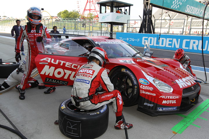 決勝レース: MOTUL AUTECH GT-R（柳田真孝／ロニー・クインタレッリ組）の最終ピットイン