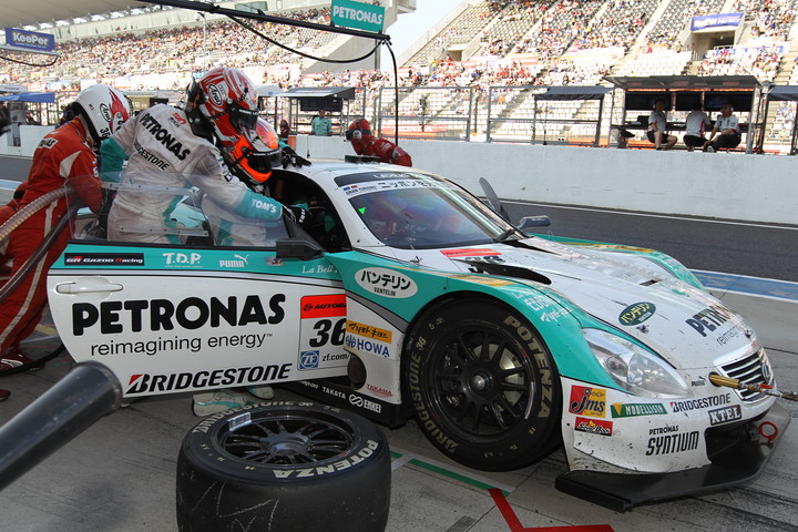 決勝レース: PETRONAS TOM'S SC430（中嶋一貴／ジェームス・ロシター組）の最終ピットイン