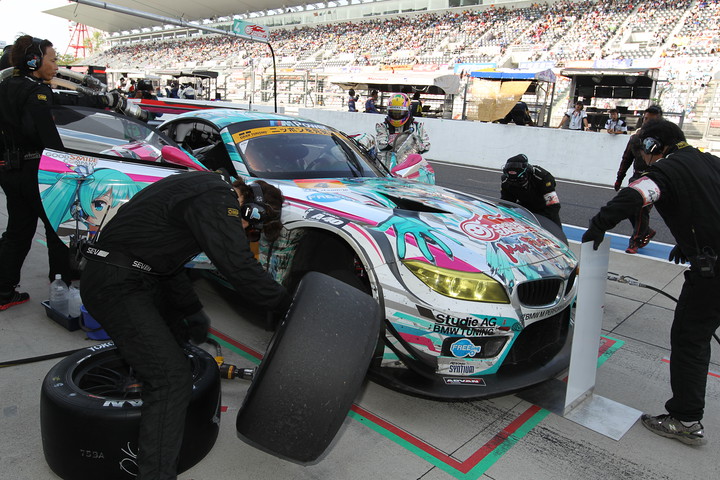 決勝レース: GSR 初音ミク　BMW（谷口信輝／片岡龍也／ヨルグ・ミューラー組）の最終ピットイン