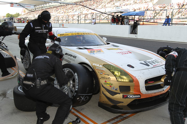 決勝レース: OKINAWA-IMP SLS（竹内浩典／土屋武士／蒲生尚弥組）の最終ピットイン