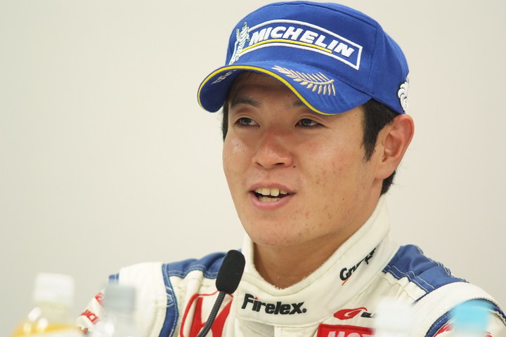 決勝記者会見: GT500クラス優勝の山本尚貴（ウイダー モデューロ HSV-010）