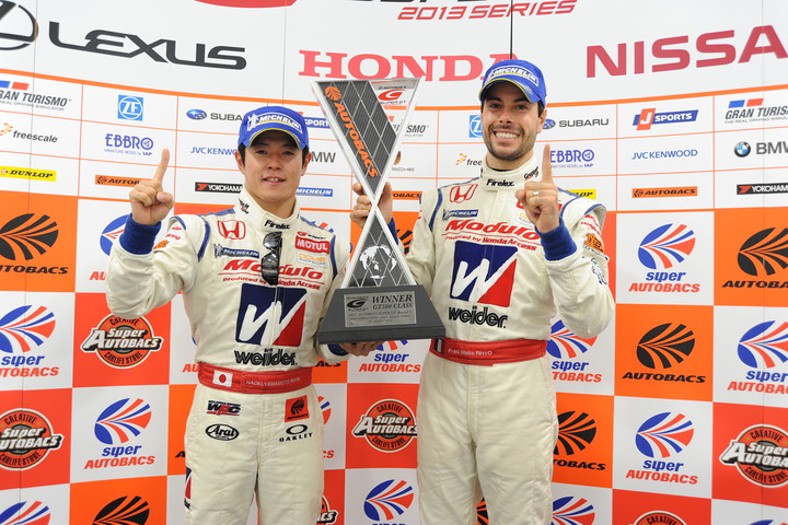 決勝フォトセッション: GT500クラス優勝の山本尚貴とフレデリック・マコヴィッキィ