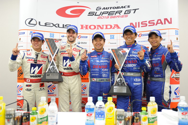 決勝フォトセッション: 両クラスのウィナーたち