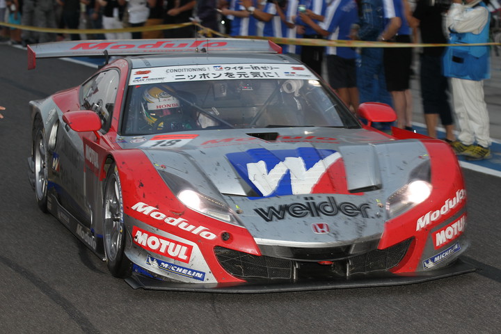 優勝マシン、ウイダー モデューロ HSV-010（山本尚貴／フレデリック・マコヴィッキィ組）がピットロードに侵入