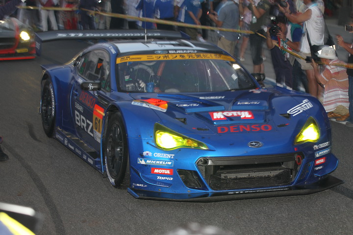 優勝マシン、SUBARU BRZ R&D SPORT（山野哲也／佐々木孝太／井口卓人組）がピットロードに侵入