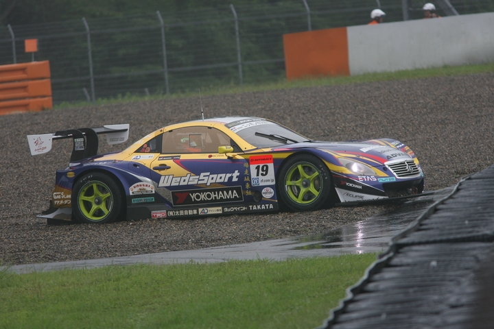 フリー走行: コースを飛び出して赤旗の原因を作ったWedsSport ADVAN SC430（荒聖治／アンドレ・クート組）