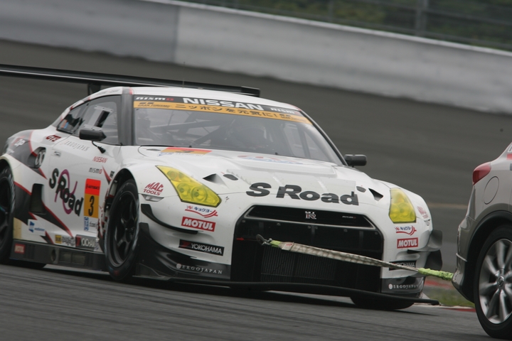 公式練習: 走り出しから好タイムを記録していたGT300クラスS Road NDDP GT-R（星野一樹／佐々木大樹組）にまさかのトラブル