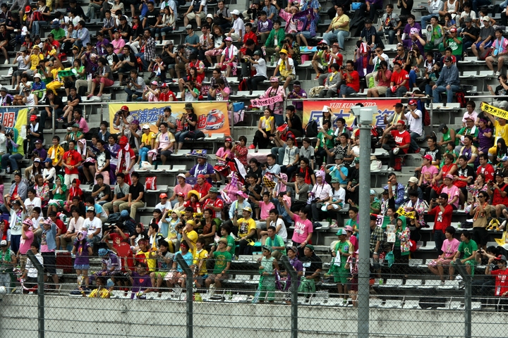 公式練習: グランドスタンドには早朝から「ももいろクローバーZ」のファンが多数詰めかけた