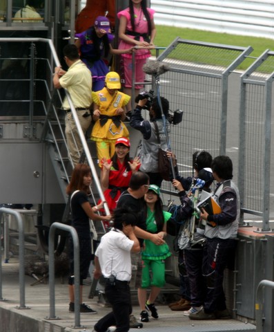 公式練習: 終了前にももクロ登場