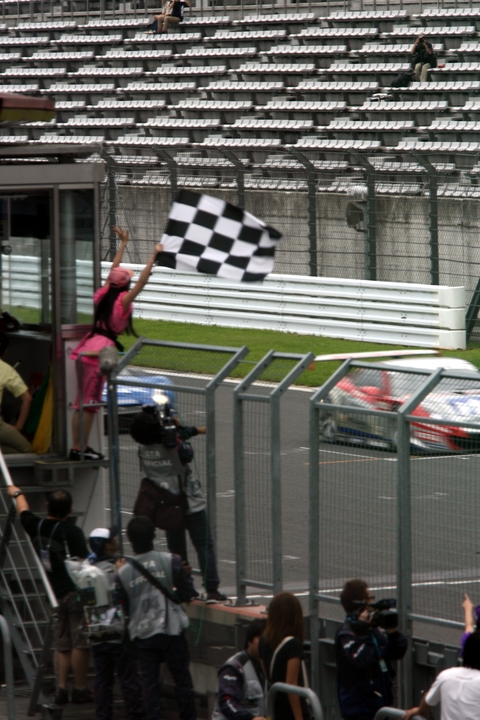 公式練習: チェッカーフラッグを担当したのは「あーりん」こと佐々木彩夏さん