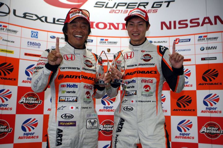 公式予選フォトセッション: GT300クラスのポールシッター、高木真一と小林崇志（ARTA CR-Z）