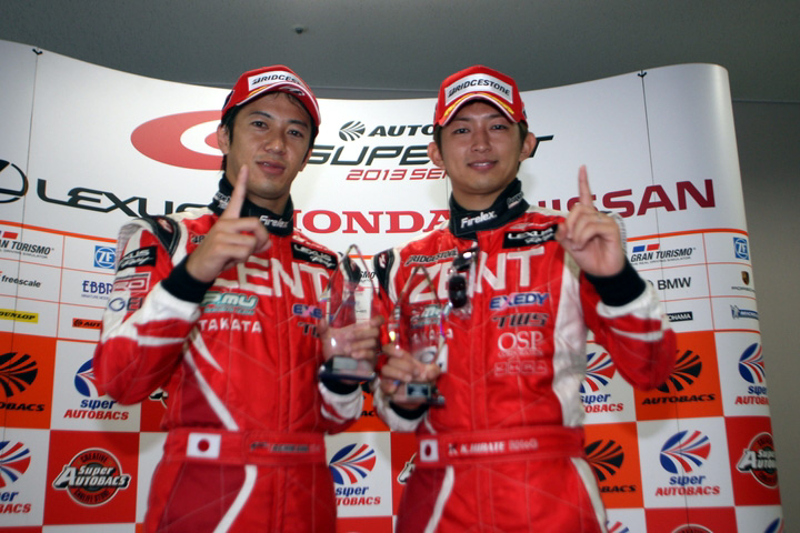 公式予選フォトセッション: GT500クラスのポールシッター、立川祐路と平手晃平（ZENT CERUMO SC430）