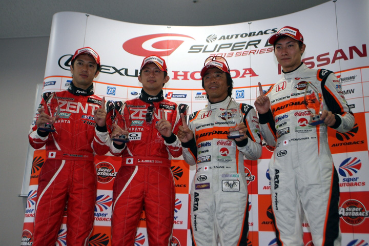 公式予選フォトセッション: 両クラスポールシッターのドライバーたち