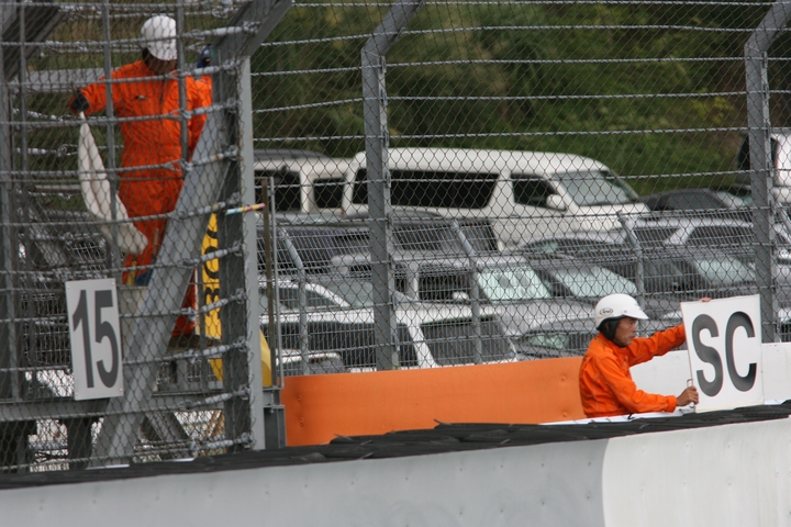 Epson HSV-010のクラッシュにより20周目からセーフティーカーが導入された