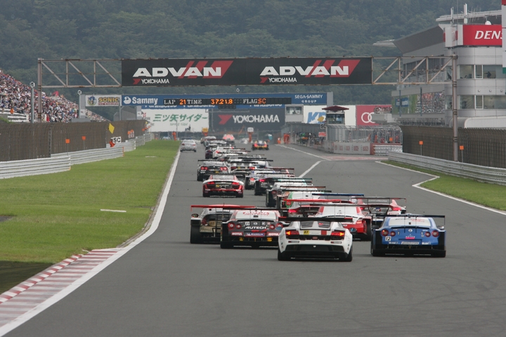 セーフティーカー導入のためストレートで隊列を整える各マシン