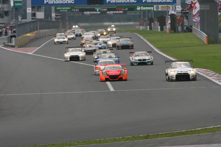 GT300クラスのスタートシーン