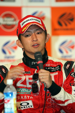 決勝記者会見: GT500クラス優勝の平手晃平（ZENT CERUMO SC430）