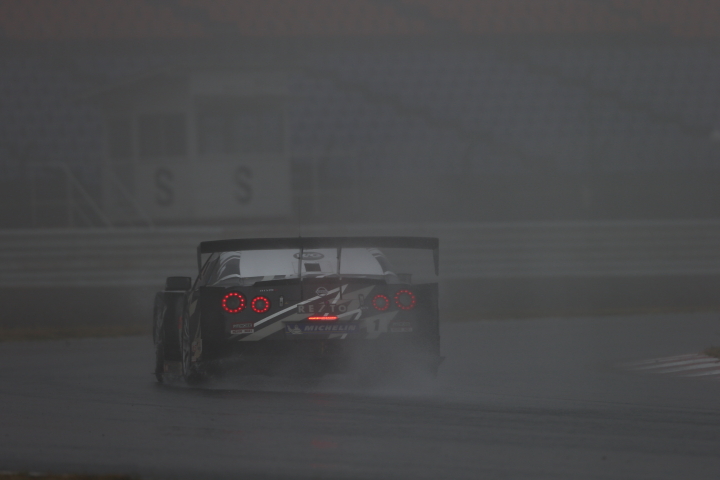 雨と濃い霧のため公式練習は赤旗終了となった