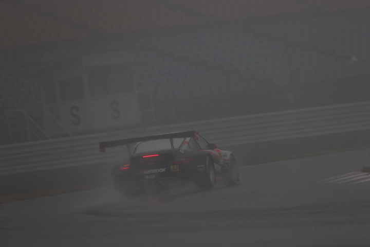 雨と濃い霧のため公式練習は赤旗終了となった