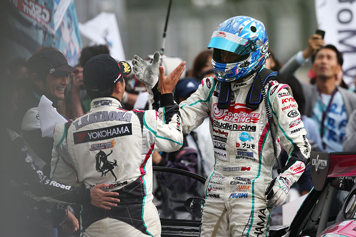 GT300クラスウィナーの谷口信輝と片岡龍也