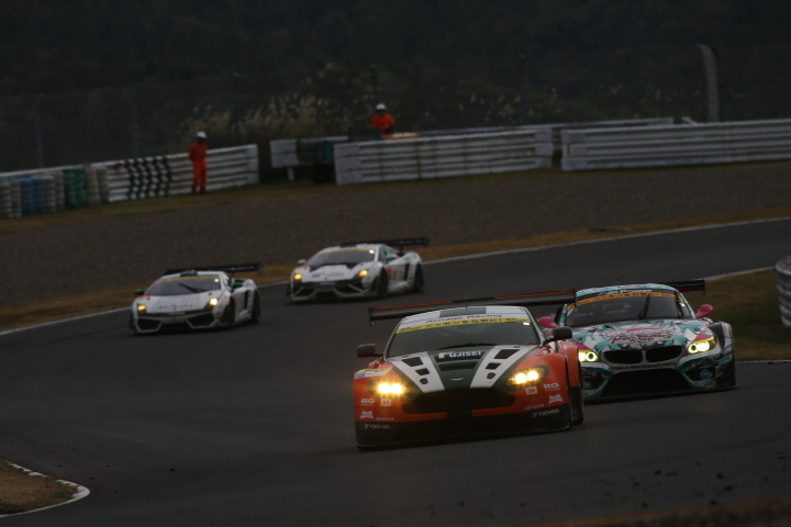 GT300クラス決勝2位はExe Aston Martin（加納政樹／安岡秀徒組）