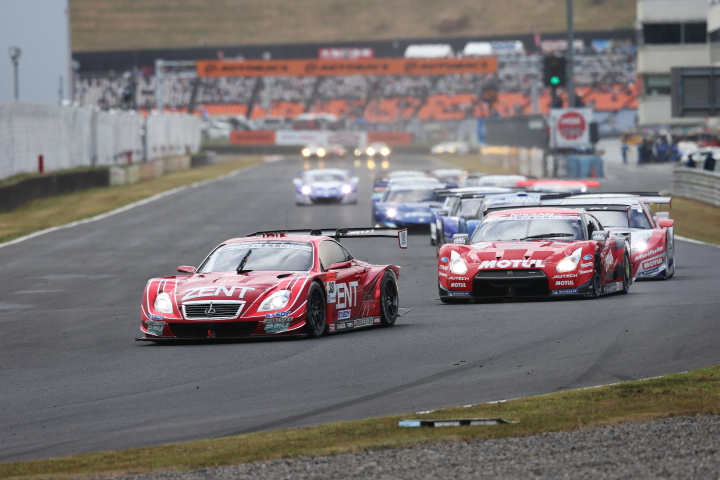 GT500クラスのスタートシーン
